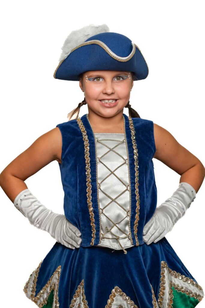 Kindergarde Tänzerin im blau-goldenen Kostüm, Portraitfoto