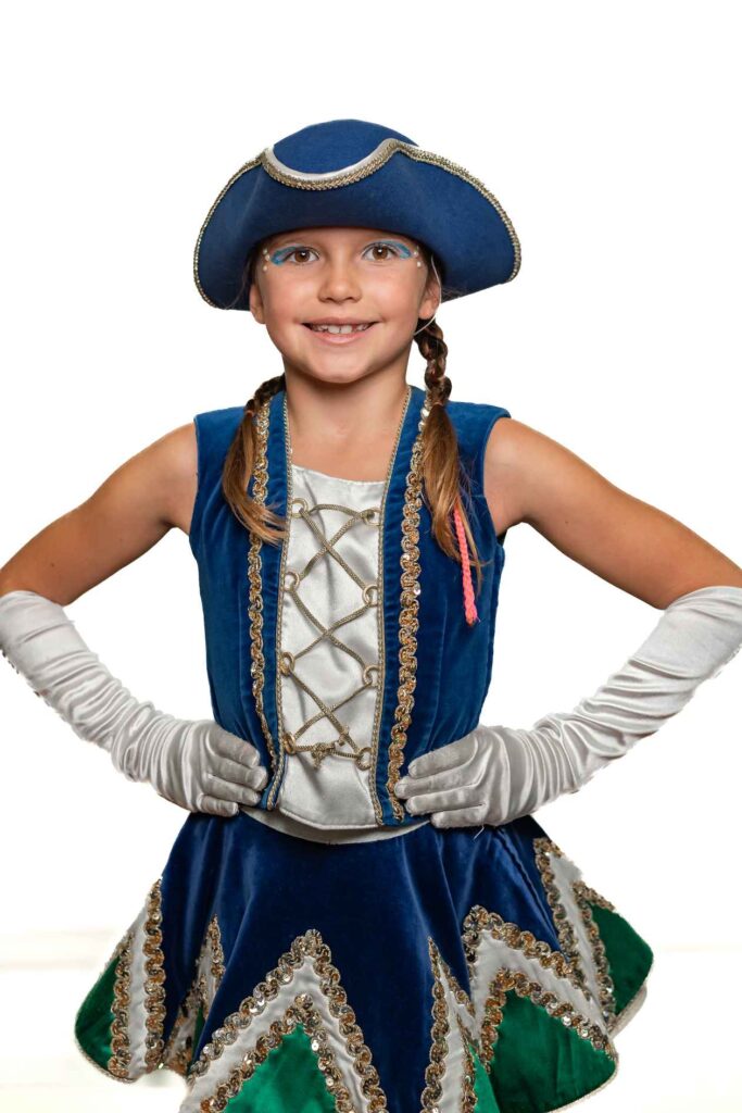 Kindergarde Tänzerin im blau-goldenen Kostüm, Portraitfoto