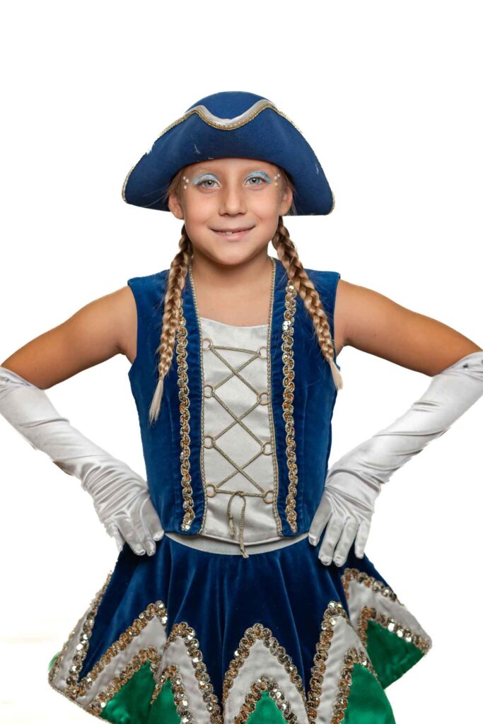 Kindergarde Tänzerin im blau-goldenen Kostüm, Portraitfoto