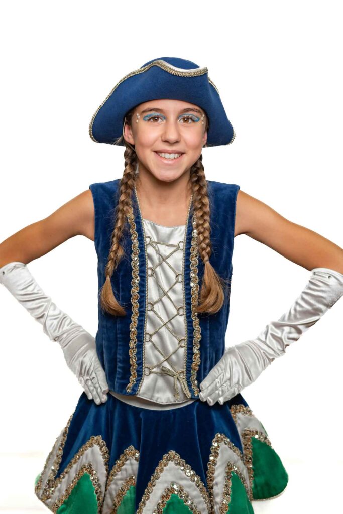 Kindergarde Tänzerin im blau-goldenen Kostüm, Portraitfoto