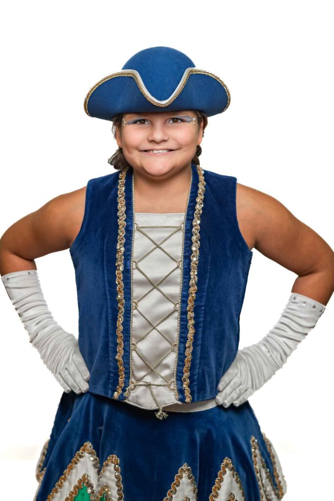 Kindergarde Tänzerin im blau-goldenen Kostüm, Portraitfoto