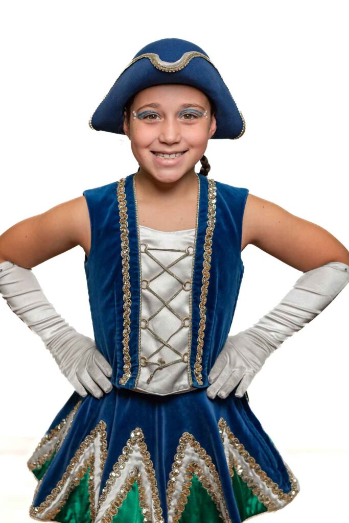 Kindergarde Tänzerin im blau-goldenen Kostüm, Portraitfoto